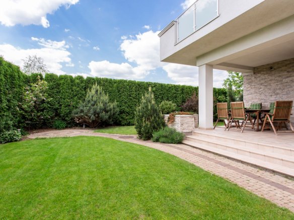 Comfortable Villa in Green